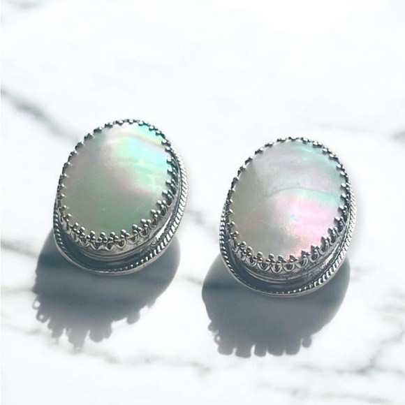 Vintage 1950’s “Whiting & Davis” Mother-of-Pearl Parure Jewelry Set - Picture 9 of 10